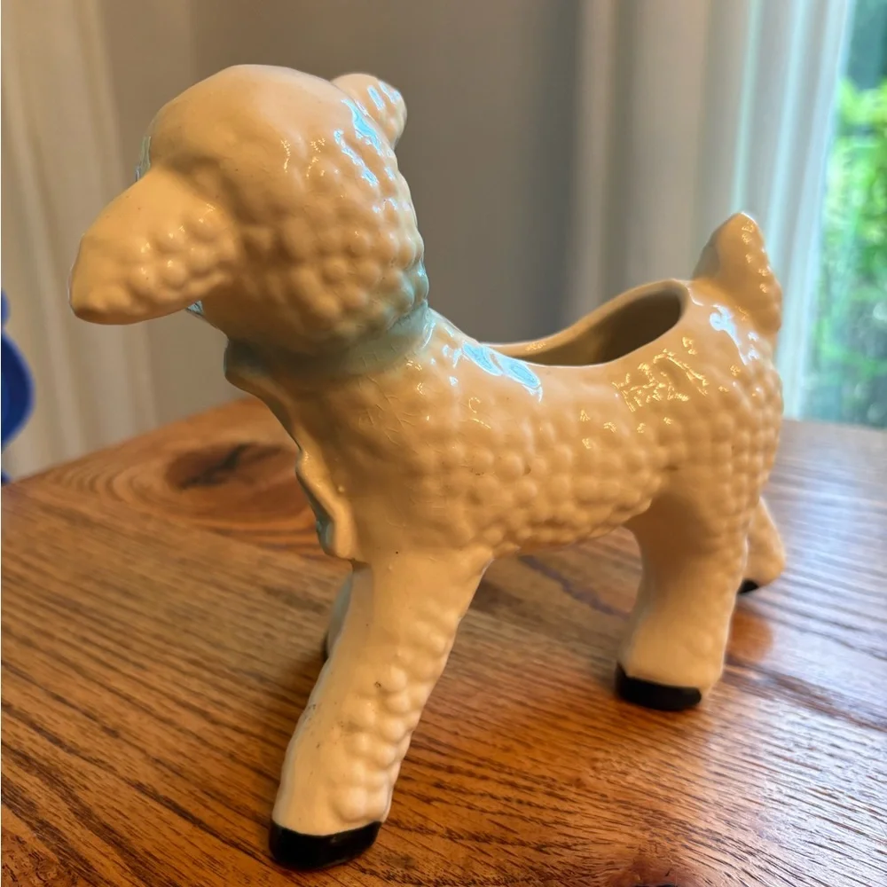 Charming Cream Lamb Vase - Picture 4 of 9